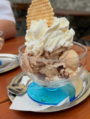 Ein Schokoeisbecher